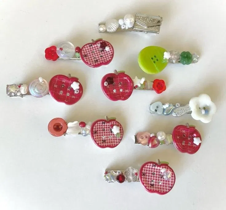 DIY với cúc áo tạo nên kẹp tóc