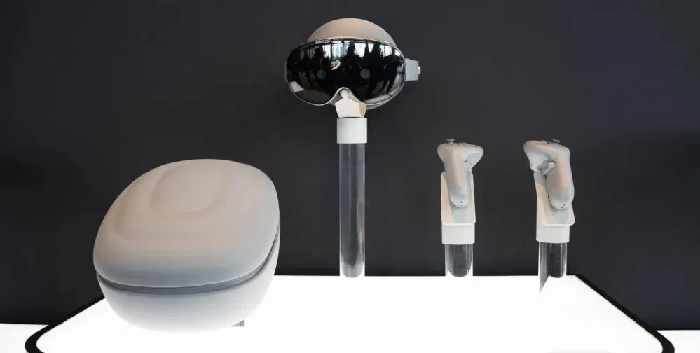 Hộp bảo vệ, tai nghe và bộ điều khiển du lịch của Galaxy XR (Ảnh: Internet) Hộp bảo vệ, tai nghe và bộ điều khiển du lịch của Galaxy XR (Ảnh: Internet)