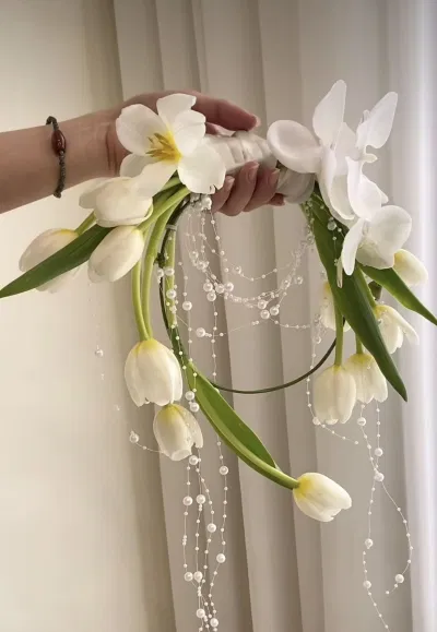 Vòng hoa cưới cầm ta