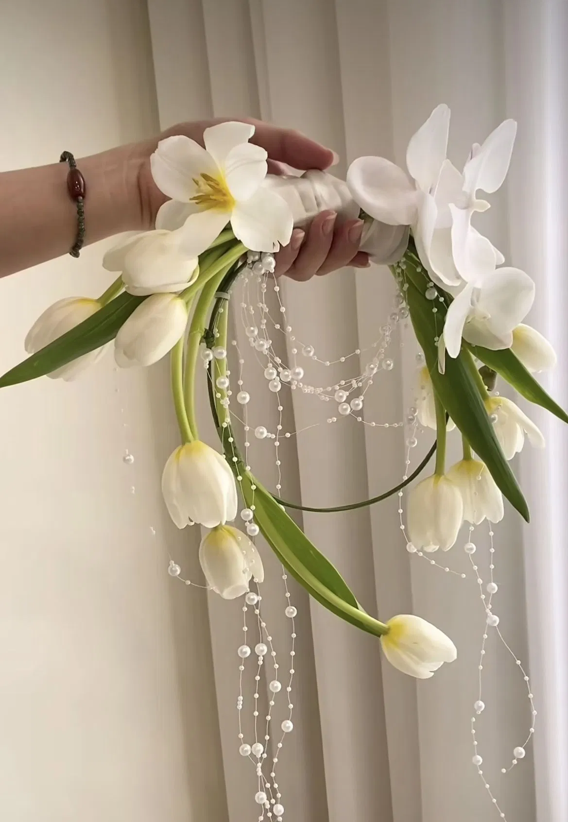 Vòng hoa cưới cầm ta