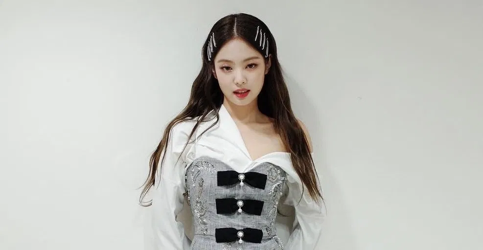 Jennie hiện là thành viên BLACKPINK đầu tiên sở hữu công ty quản lý cá nhân – OA (ODD ATELIER) – nơi cô định hướng các hoạt động sáng tạo, từ âm nhạc đến thời trang. Với định hướng độc lập, Jennie đang dần xây dựng hình ảnh biểu tượng toàn cầu, vượt ra khỏi khuôn khổ một idol K-pop thông thường (Ảnh: Internet)