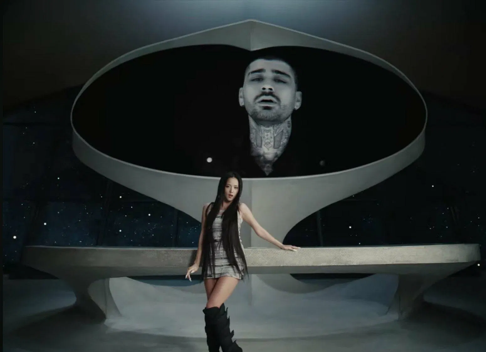 MV EYES CLOSED là những thước phim được đầu tư chỉn chu (Ảnh: Internet)