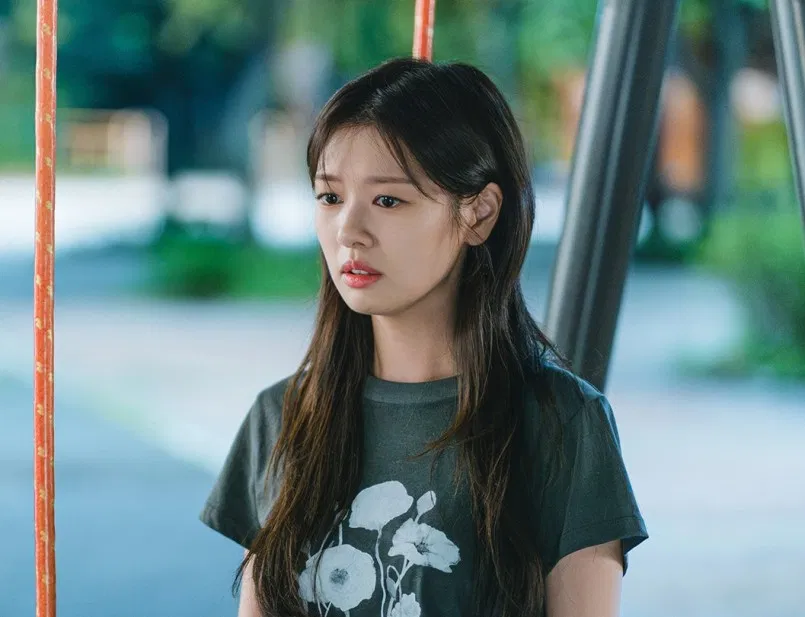 Jung So Min từng theo học chuyên ngành diễn xuất tại Đại học Nghệ thuật Quốc gia Hàn Quốc – nơi đào tạo ra nhiều diễn viên hàng đầu. Tư duy thẳng thắn, lý trí của cô không chỉ được thể hiện trong vai trò diễn viên mà còn qua các quan điểm sống thực tế ngoài đời (Ảnh: Internet)