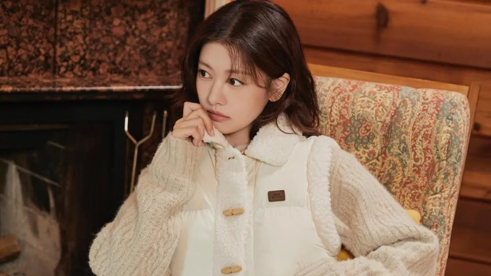 Jung So Min từng chia sẻ trong nhiều bài phỏng vấn trước đây rằng cô là người sống nội tâm và coi trọng sự bình yên hơn là kịch tính — điều thường xuyên được thể hiện trong những vai diễn tinh tế và sâu lắng của cô (Ảnh: Internet)