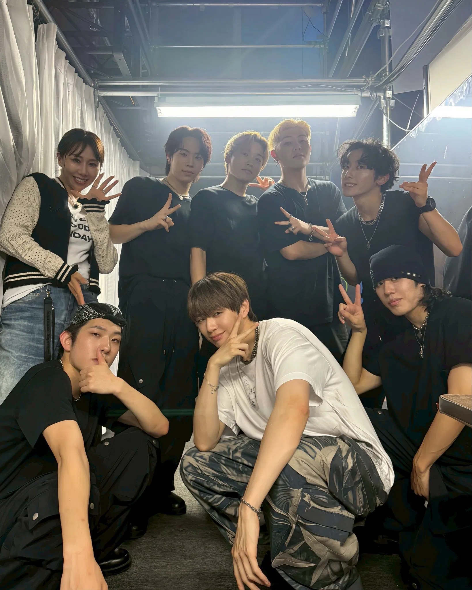 Kang Daniel trình diễn ca khúc sắp phát hành "Watercolor" (Ảnh: Internet)