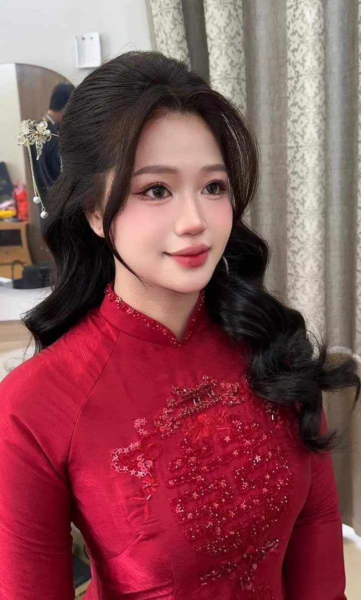 Tóc buộc nửa đầu xoăn gợn sóng