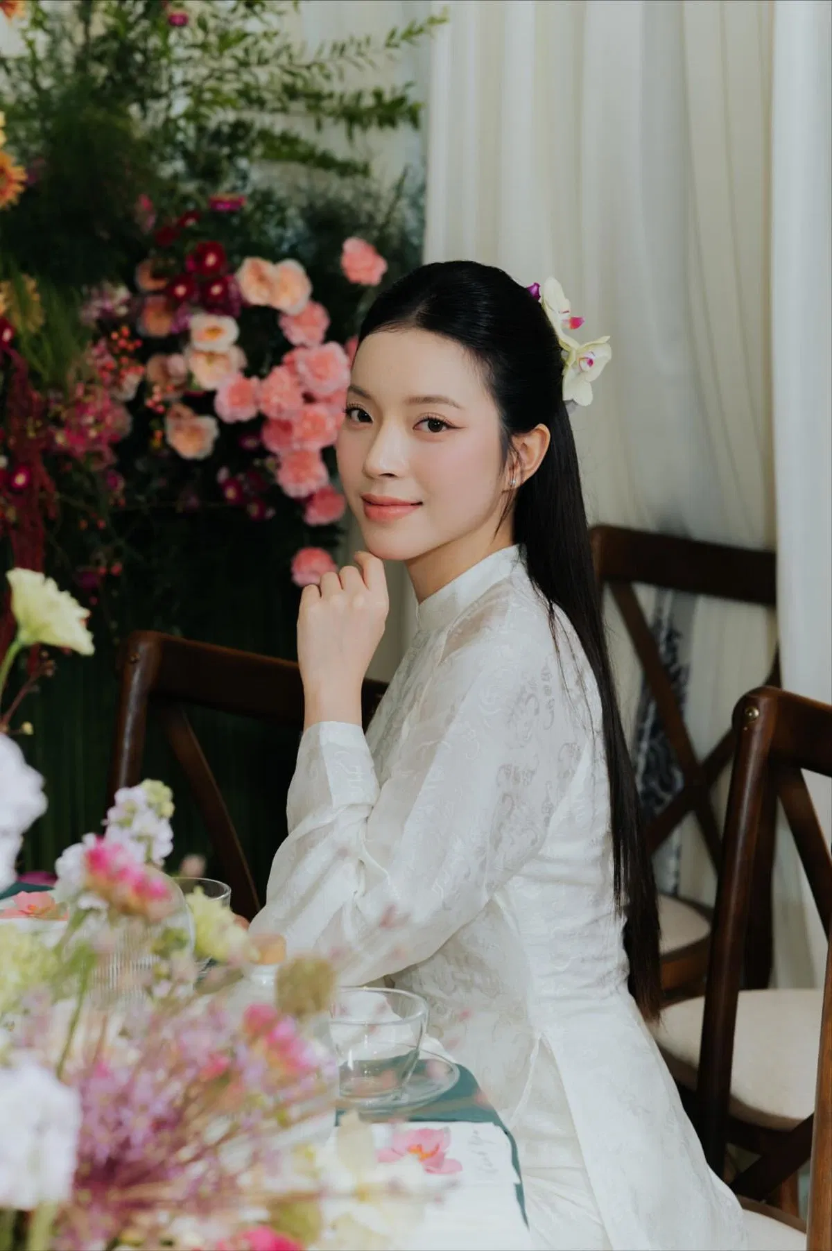Tóc thẳng buộc nửa đầu cài hoa