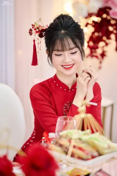 Tóc búi kèm mái thưa và cài trâm