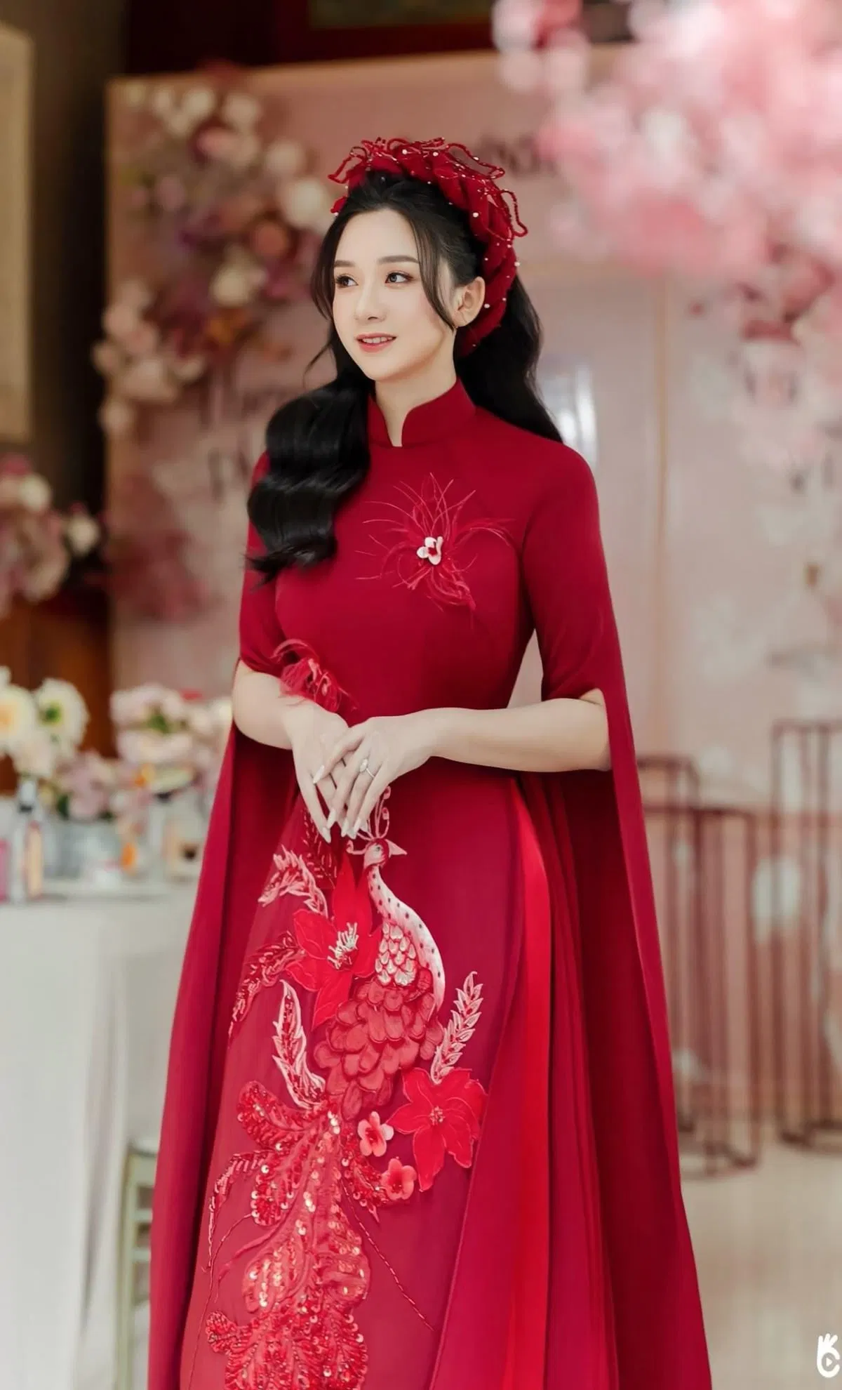Mấn tròn cùng tóc buộc nửa đầu