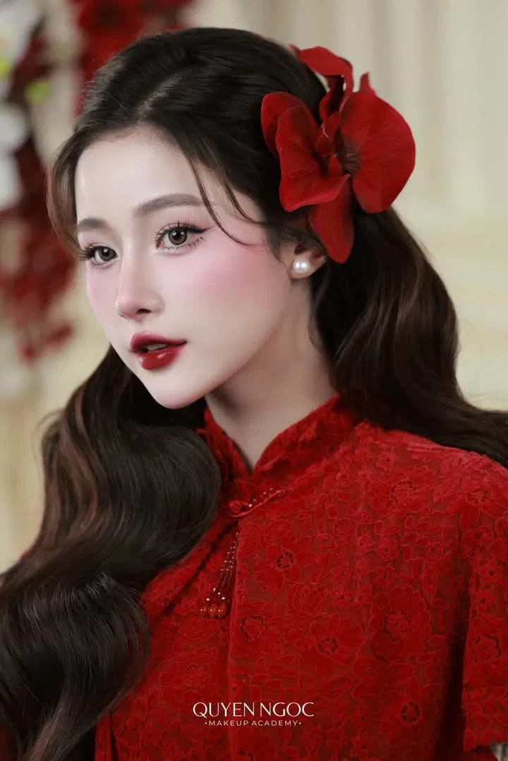 Tóc buộc nửa đầu xoăn sóng cài hoa lớn
