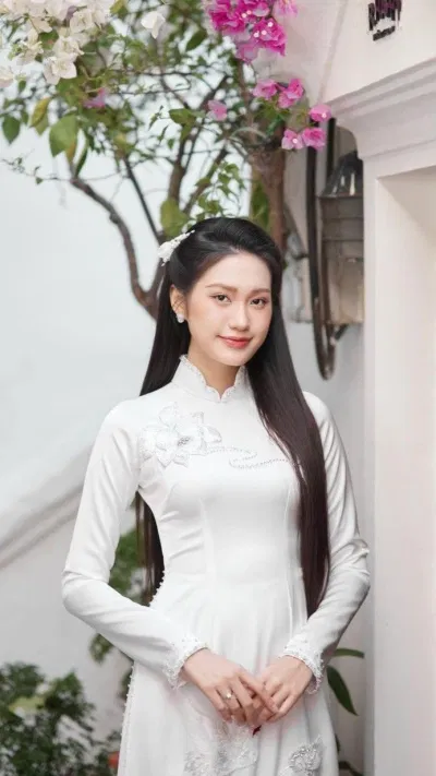 Tóc thẳng dài chia ngôi nhẹ nhàng