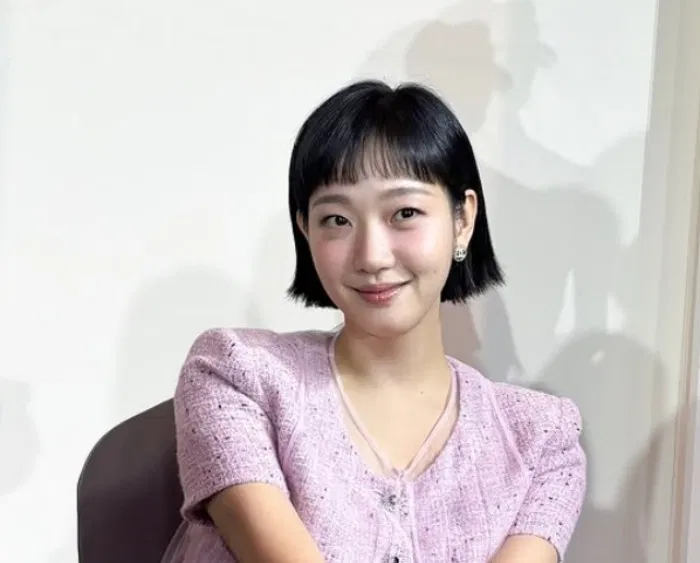 Kim Go Eun, sinh năm 1991, là nữ diễn viên nổi tiếng của điện ảnh Hàn Quốc, được biết đến với diễn xuất tinh tế trong các tác phẩm như "Goblin" (2016), "The King: Eternal Monarch" (2020) và "Little Women" (2022). Cô là một trong số ít những nữ diễn viên được khen ngợi vì vẻ đẹp tự nhiên và khả năng thể hiện chiều sâu cảm xúc (Ảnh: Internet)