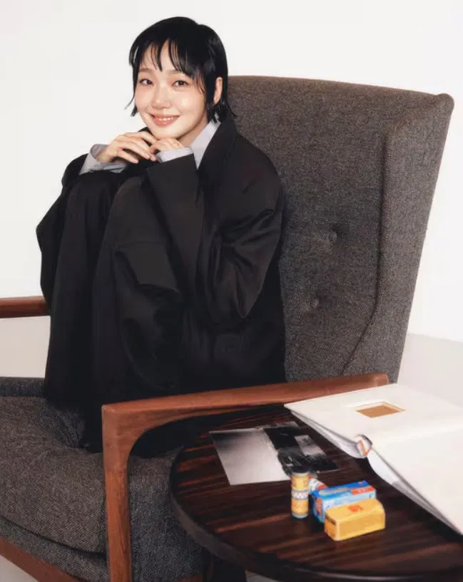 Ngoài diễn xuất, Kim Go Eun còn được biết đến là đại sứ toàn cầu của nhiều thương hiệu cao cấp như Chanel và Cartier, đồng thời là gương mặt quen thuộc trong các chiến dịch quảng bá hình ảnh tích cực về phụ nữ hiện đại Hàn Quốc (Ảnh: Internet)