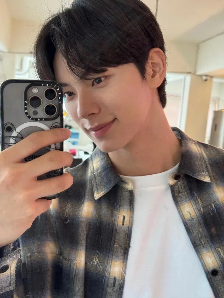 Trước khi ra mắt công chúng, Lee Chae Min từng học tại Đại học Chung Ang – nơi có nhiều nghệ sĩ nổi tiếng theo học. Thời sinh viên, anh đã được bạn bè truyền tai vì ngoại hình nổi bật, giống như cách Cha Eun Woo được biết đến rộng rãi tại Đại học Sungkyunkwan (Ảnh: Internet)