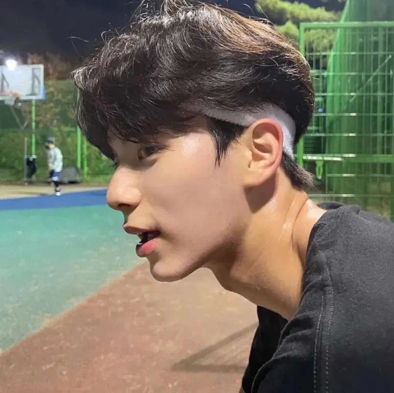 Lee Chae Min sinh năm 2000, là diễn viên thuộc thế hệ 10x đang lên, nổi bật qua các phim như "Crash Course in Romance" và gần đây là "Hierarchy" của Netflix. Ngoài ngoại hình sáng màn ảnh, anh còn được khen ngợi bởi lối diễn xuất tự nhiên, cảm xúc (Ảnh: Internet)