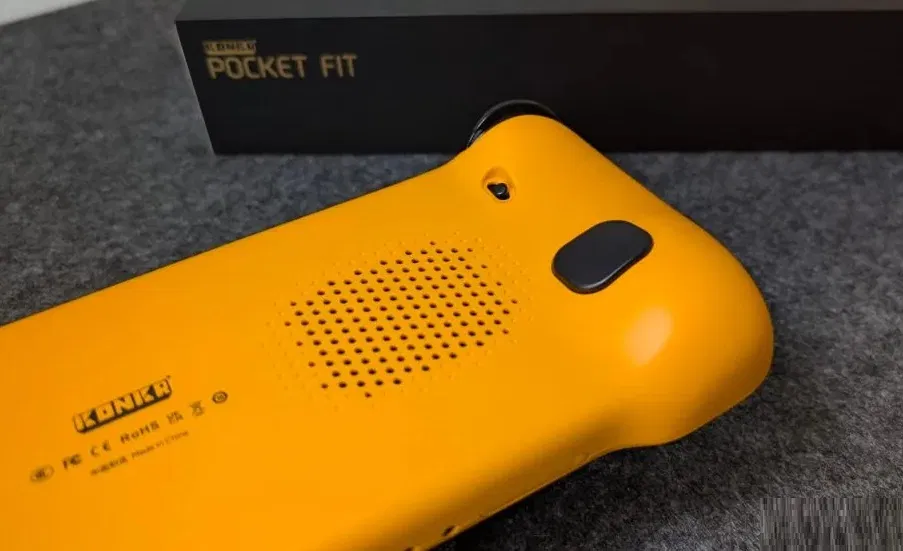 Tay cầm nút bấm phía sau của máy KONKR Pocket FIT (Ảnh: Internet) Tay cầm nút bấm phía sau của máy KONKR Pocket FIT (Ảnh: Internet)