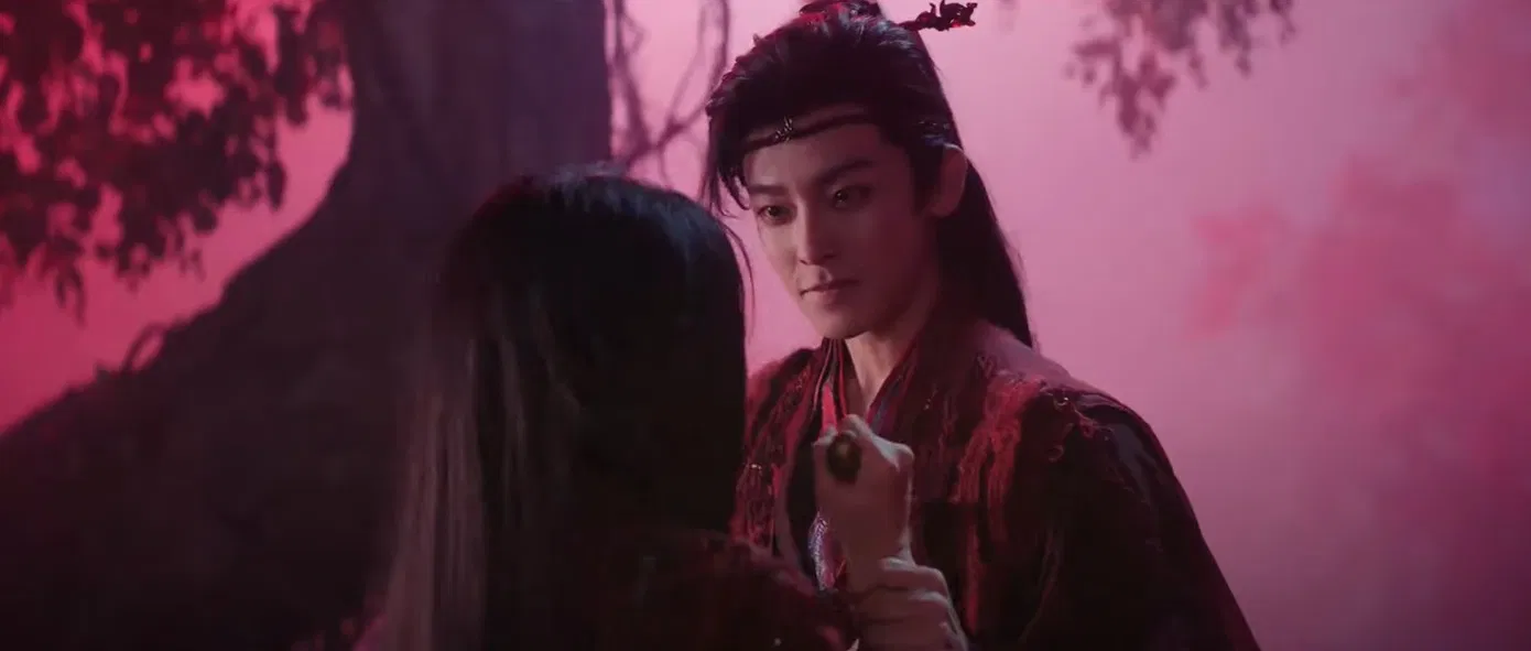 Cũng trong bộ hỉ phục ấy, nhưng thay vì cảnh hôn, Minh Ý lại cầm dao hướng về phía Kỷ Bá Tể.