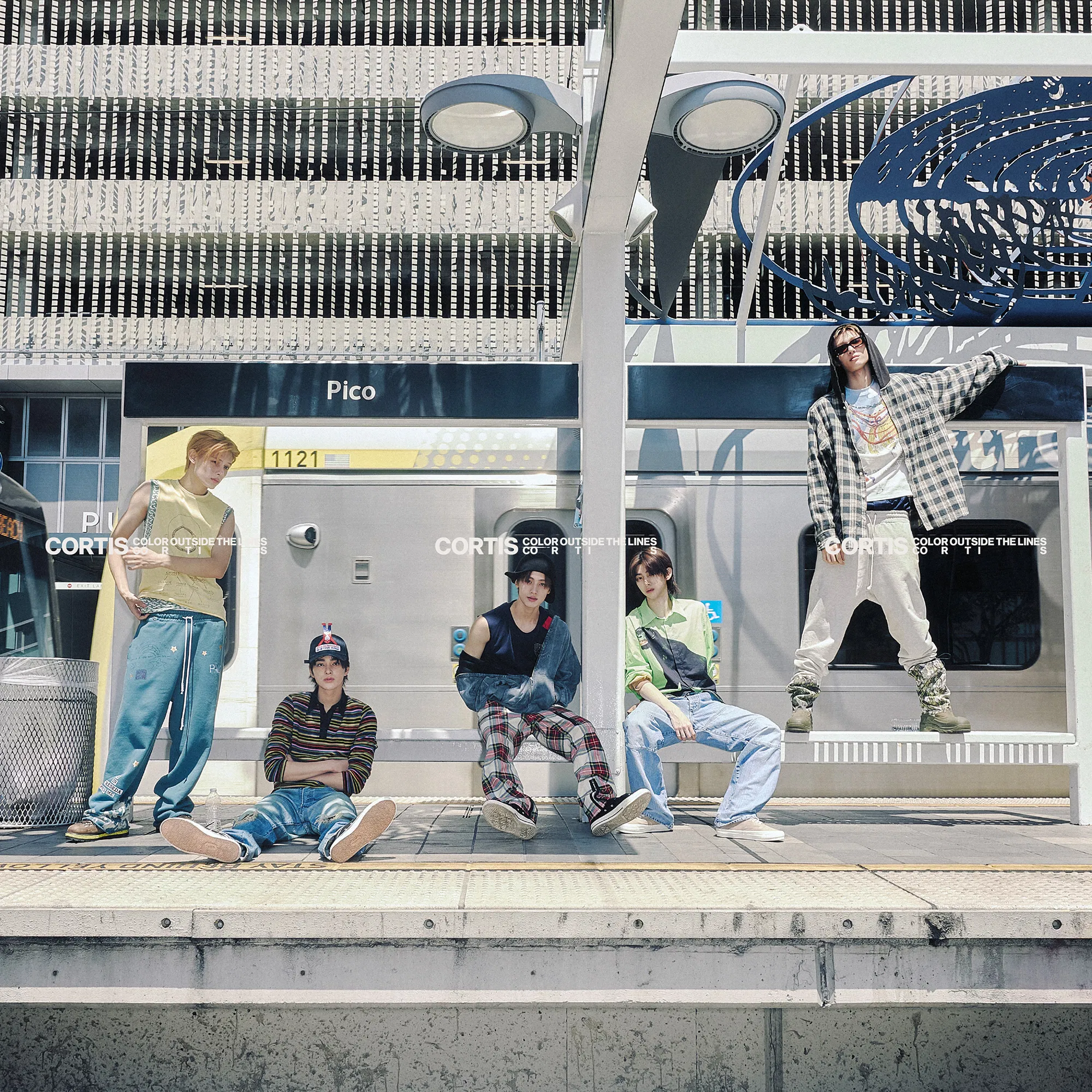 Album "COLOR OUTSIDE THE LINES" giữ vững vị trí cao trên BXH Billboard (Ảnh: Internet)