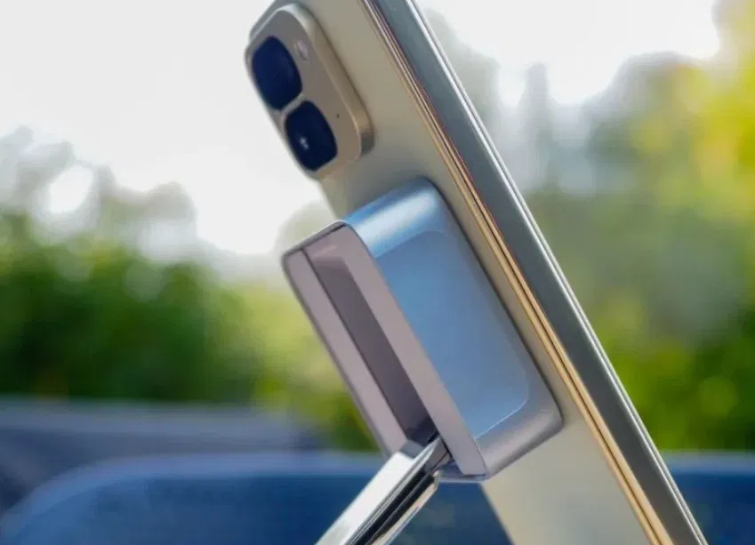 Chân đế sạc Qi2 và điện thoại Pixel 10 Pro Fold (Ảnh: Internet) Chân đế sạc Qi2 và điện thoại Pixel 10 Pro Fold (Ảnh: Internet)