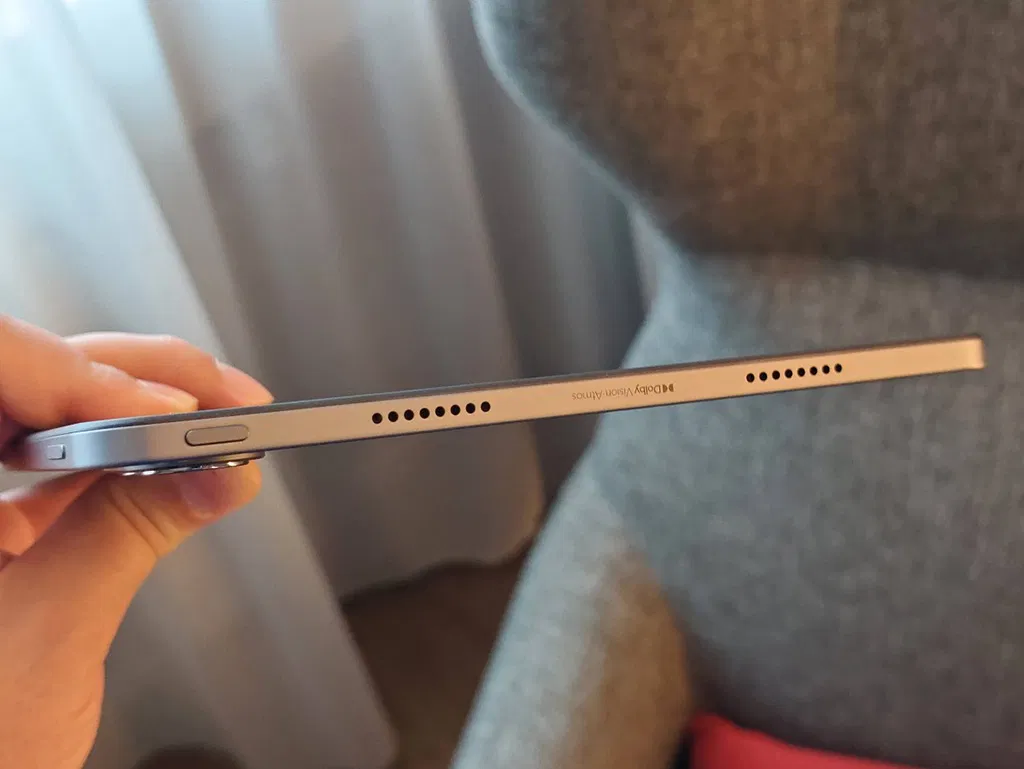 Redmi Pad 2 Pro trang bị bốn loa ngoài với công nghệ Dolby Atmos và âm thanh Hi-Res (Ảnh: Internet) Redmi Pad 2 Pro trang bị bốn loa ngoài với công nghệ Dolby Atmos và âm thanh Hi-Res (Ảnh: Internet)