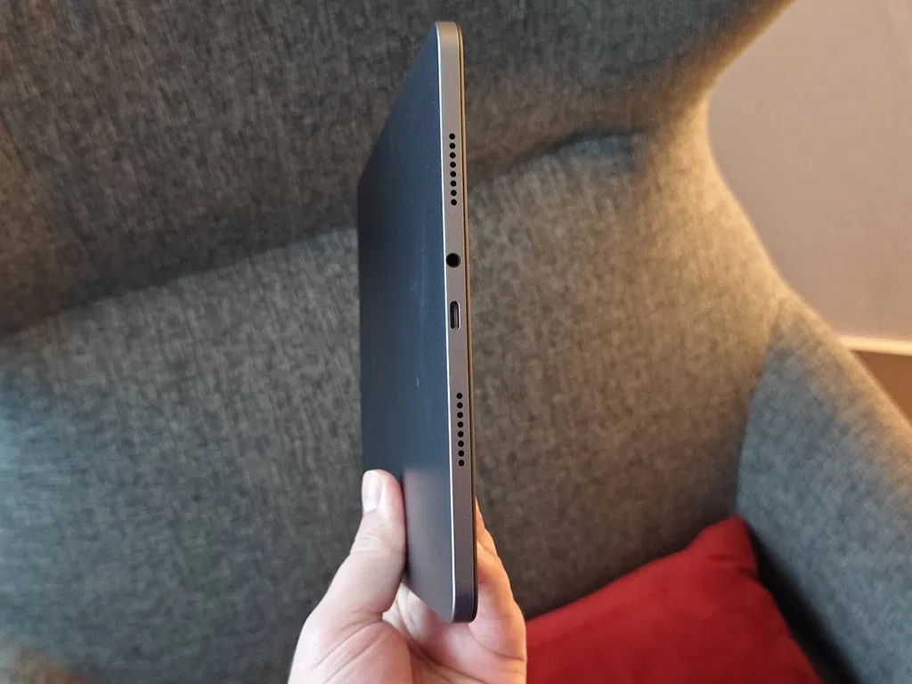 Redmi Pad 2 Pro với jack cắm 3,5mm ở phía bên dưới (Ảnh: Internet) Redmi Pad 2 Pro với jack cắm 3,5mm ở phía bên dưới (Ảnh: Internet)