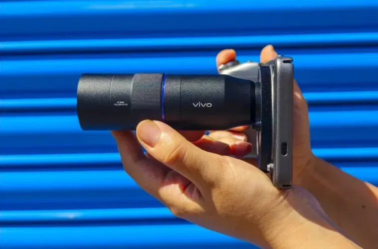 Phiên bản đặc biệt của Vivo X300 Pro đi kèm bộ phụ kiện Photographer Kit, gồm tay cầm chụp ảnh, ống kính rời và bao da thiết kế riêng – hướng đến những người yêu thích sáng tạo hình ảnh bằng điện thoại (Ảnh: Internet)