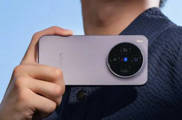 Cụm camera hợp tác cùng Zeiss là điểm nhấn của Vivo X300 Pro, với cảm biến chính Sony LYT-828 và ống kính telephoto 200MP cho khả năng zoom chi tiết và tái tạo hình ảnh sắc nét (Ảnh: Internet)