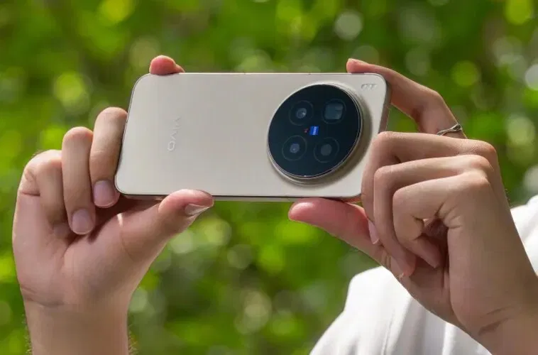 Vivo X300 Pro cho cảm giác cầm nắm chắc tay và cân bằng, dù thân máy lớn nhưng được bo cong nhẹ ở các cạnh, giúp sử dụng lâu vẫn thoải mái (Ảnh: Internet)
