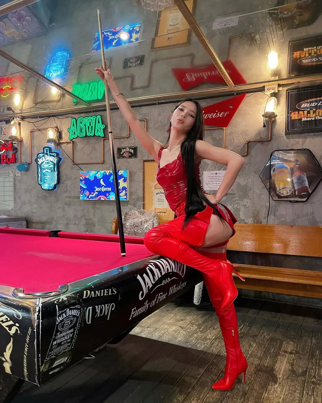 Solar từng đăng tải vlog luyện múa cột trên YouTube cá nhân, thu hút hàng triệu lượt xem và truyền cảm hứng tập luyện cho nhiều fan nữ (Ảnh: Internet)