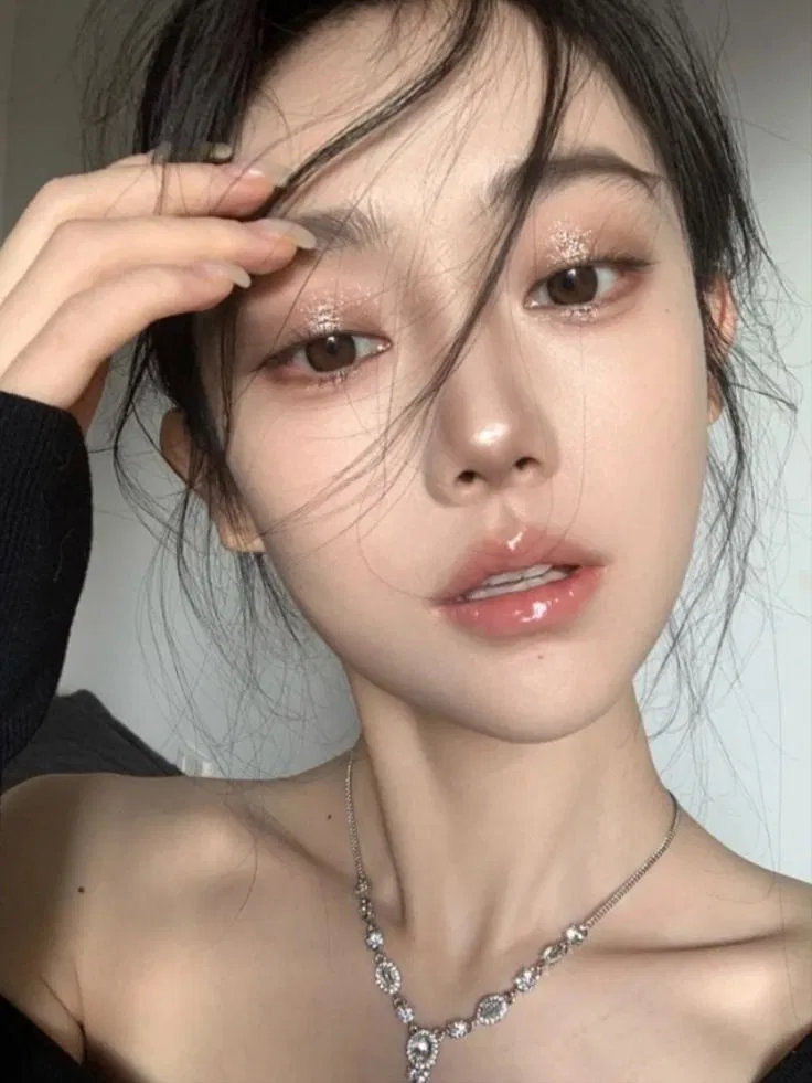 Môi và lông mày