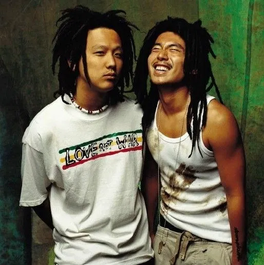 Stony Skunk là bộ đôi reggae/hip hop gồm Kush và Skull, hoạt động dưới YG Entertainment từ đầu những năm 2000. Nhóm đóng vai trò tiên phong cho dòng nhạc reggae tại Hàn Quốc, trước khi Kush chuyển sang làm nhà sản xuất (Ảnh: Internet)