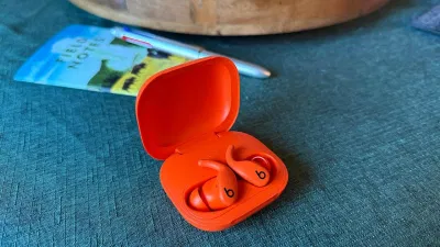 Tai nghe Beats Powerbeats Fit (Ảnh: Internet) Tai nghe Beats Powerbeats Fit (Ảnh: Internet)
