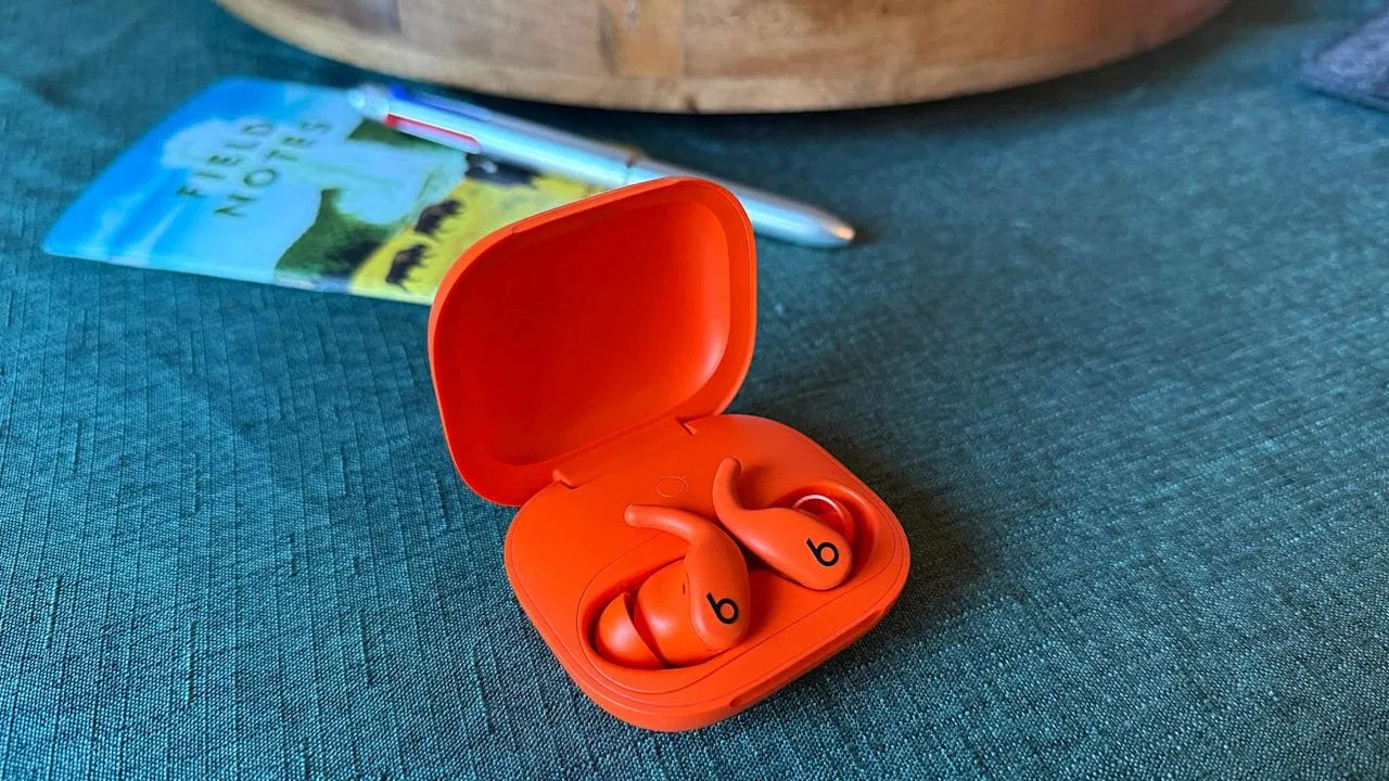 Tai nghe Beats Powerbeats Fit (Ảnh: Internet)