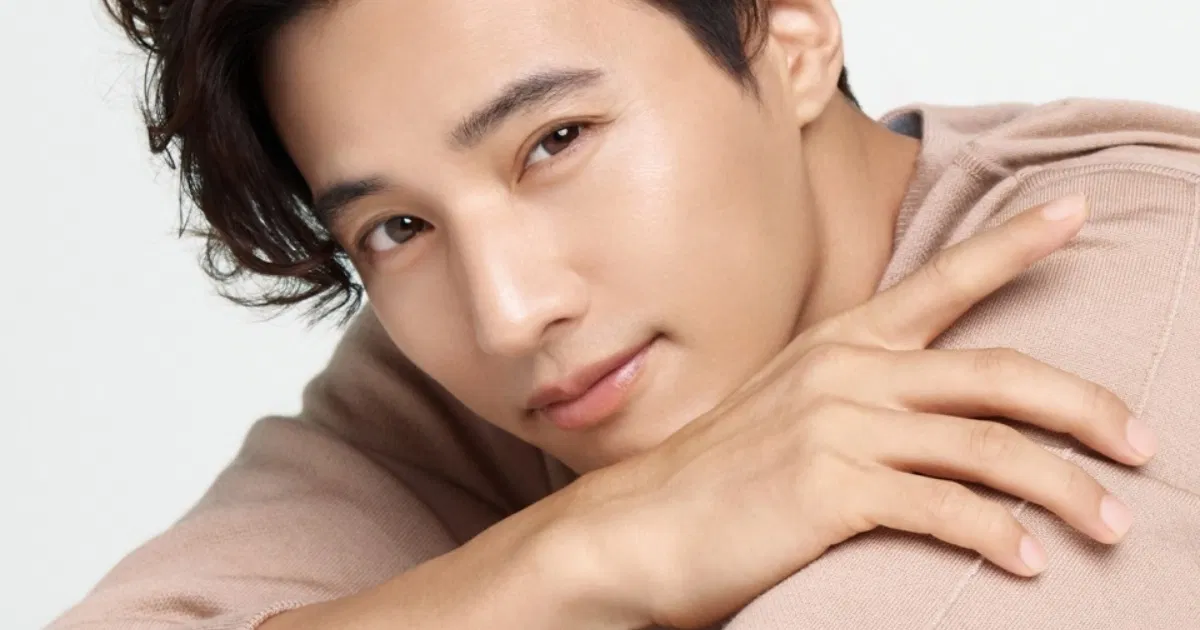 Won Bin, sinh năm 1977 tại tỉnh Gangwon, ra mắt năm 1997 và nhanh chóng trở thành một trong những gương mặt biểu tượng của làn sóng Hallyu đầu thập niên 2000. Anh nổi tiếng với vẻ ngoài trầm lặng, đôi mắt sâu và khả năng diễn xuất tinh tế, đặc biệt trong những vai diễn giàu nội tâm như "Autumn in My Heart" (2000) và "Taegukgi" (2004) (Ảnh: Internet)