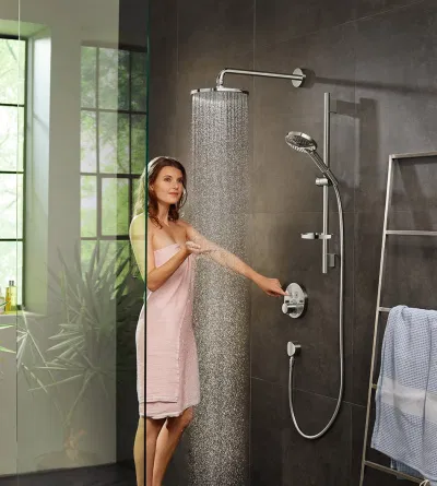 Tránh gội đầu bằng nước quá nóng