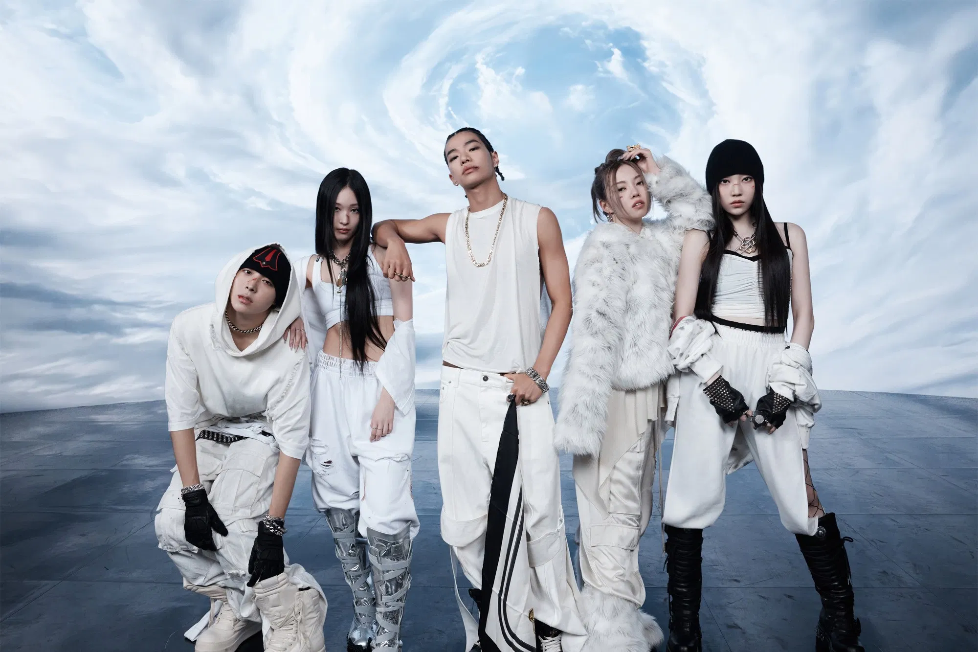 ALLDAY PROJECT là nhóm nhạc gồm 5 thành viên, nổi bật với định hướng “all-day energy” — năng lượng tràn đầy suốt ngày — trong phong cách âm nhạc và trình diễn. Nhóm được thành lập bởi The Black Label và ra mắt vào ngày 23 tháng 6 năm 2025 với đĩa đơn “FAMOUS” (Ảnh: Internet)