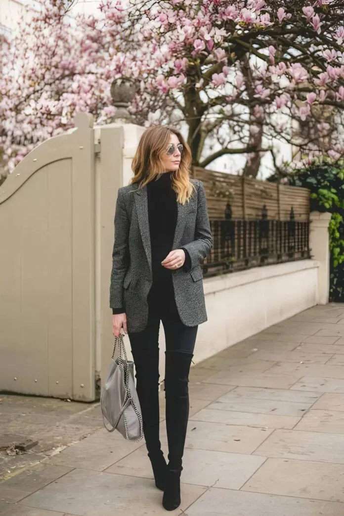 Áo blazer phối áo cổ lọ và quần jeans tối màu