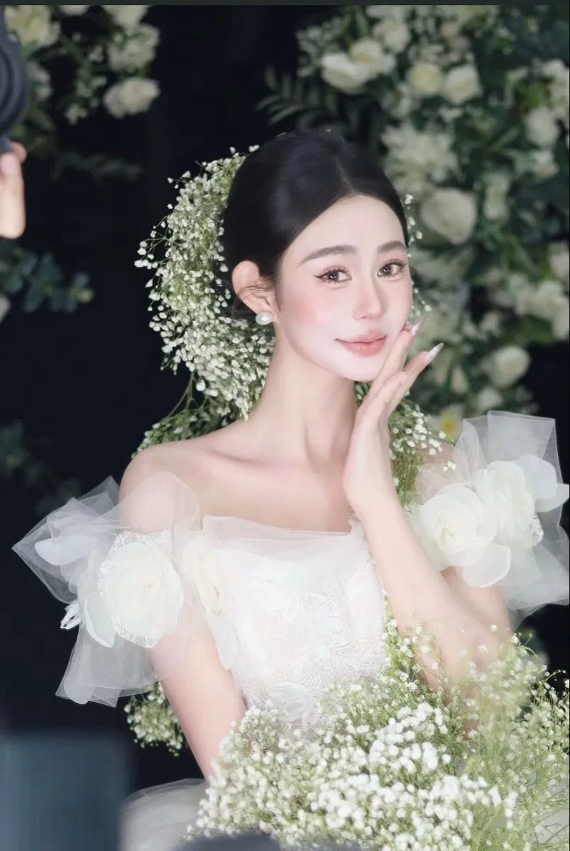 Yếu tố phụ kiện hoa tạo điểm nhấn
