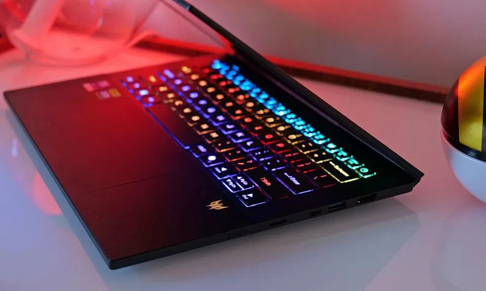 Cạnh phải của Acer Predator Triton 14 AI có đầu đọc thẻ nhớ microSD, hai cổng USB (một Type-C và một Type-A) và jack cắm HDMI kích thước đầy đủ (Ảnh: Internet)