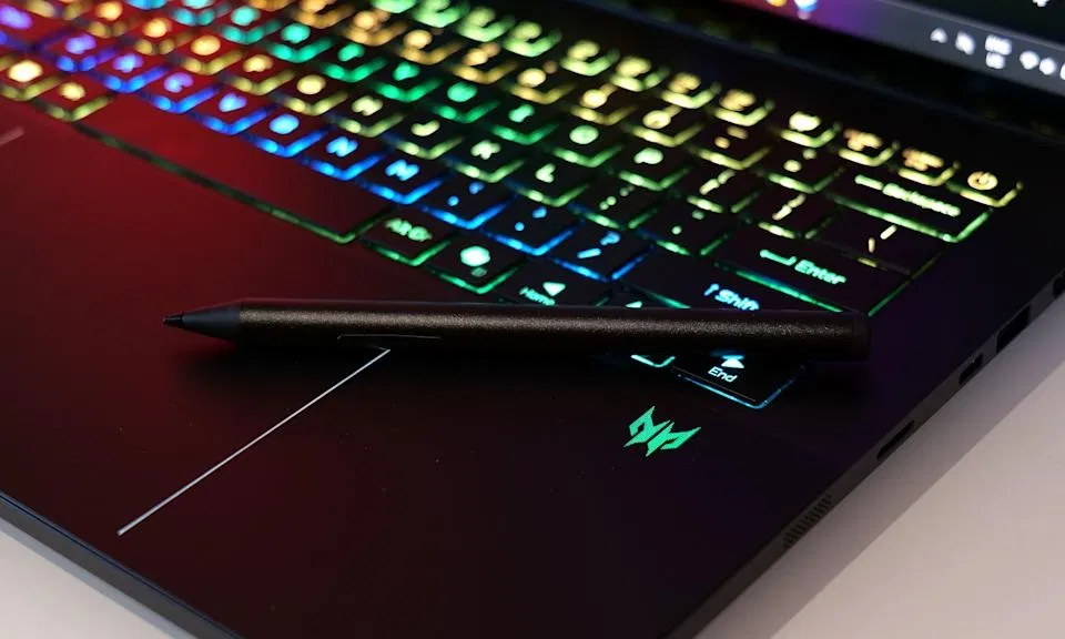 Bàn di chuột của Predator Triton 14 AI không chỉ hỗ trợ bút cảm ứng mà Acer còn tặng kèm bút cảm ứng trong hộp sản phẩm (Ảnh: Internet)