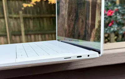 Các cổng kết nối của laptop Dell 16 Premium (Ảnh: Internet) Các cổng kết nối của laptop Dell 16 Premium (Ảnh: Internet)