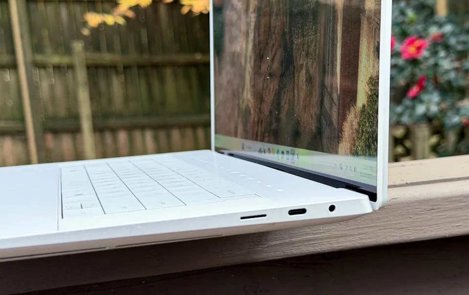 Các cổng kết nối của laptop Dell 16 Premium (Ảnh: Internet)