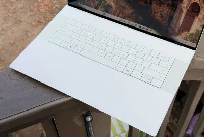 Bàn di chuột "vô hình" của 16 Premium được thiết kế liên tục với phần kê tay, trong khi bàn phím nằm phẳng hoàn hảo và một hàng phím chức năng điện dung nằm phía trên (Ảnh: Internet) Bàn di chuột "vô hình" của 16 Premium được thiết kế liên tục với phần kê tay, trong khi bàn phím nằm phẳng hoàn hảo và một hàng phím chức năng điện dung nằm phía trên (Ảnh: Internet)