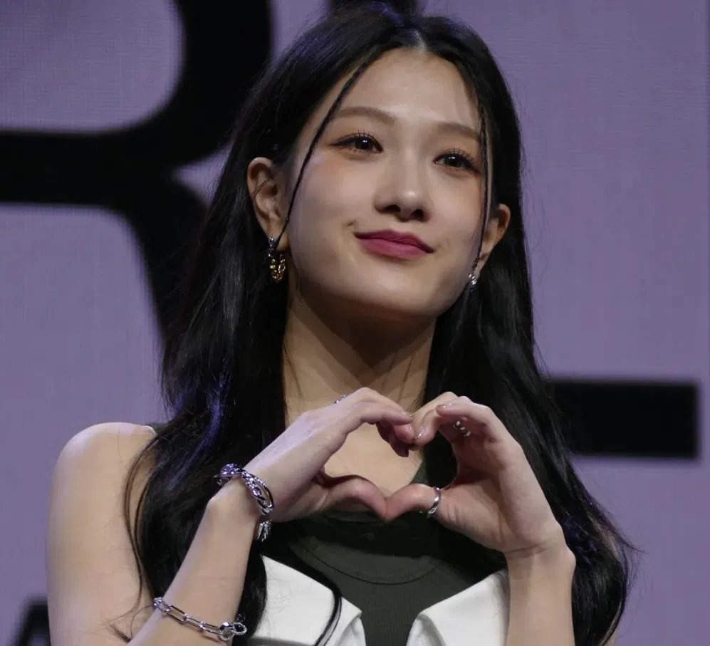 Khoảnh khắc Lee Seo Yeon tỏa sáng trên sân khấu cùng fromis_9, thể hiện khả năng hát dẫn và vũ đạo cuốn hút. Cô luôn được yêu mến nhờ phong thái biểu diễn tự tin và giàu cảm xúc (Ảnh: Internet) Khoảnh khắc Lee Seo Yeon tỏa sáng trên sân khấu cùng fromis_9, thể hiện khả năng hát dẫn và vũ đạo cuốn hút. Cô luôn được yêu mến nhờ phong thái biểu diễn tự tin và giàu cảm xúc (Ảnh: Internet)