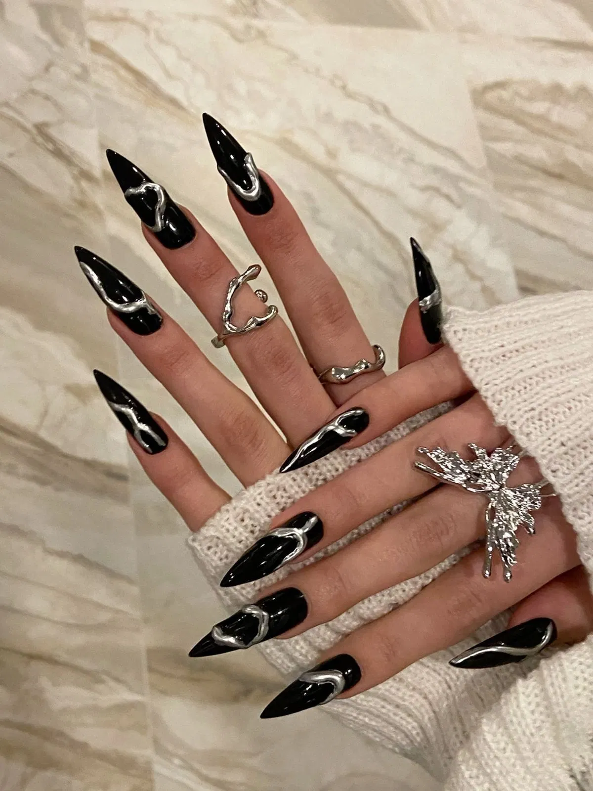 Mẫu nail màu đen mix màu bạc