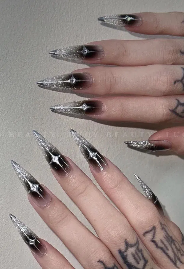 Nail nhũ bạc nền đen