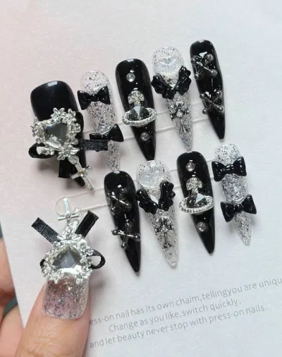 Đính nhiều charm lấp lánh Đính nhiều charm lấp lánh