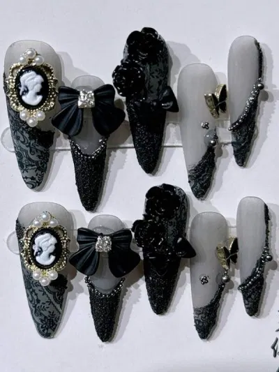 Mẫu nail màu đen công chúa cổ điển
