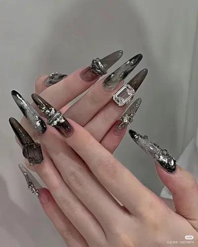 Nail tone đen đính đá