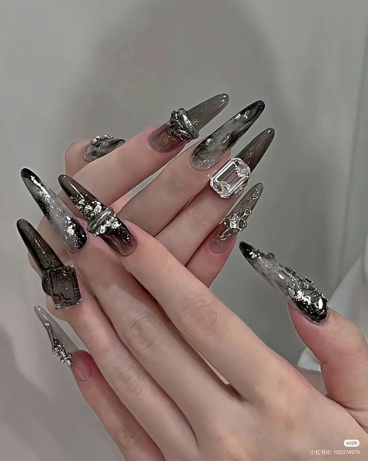Nail tone đen đính đá
